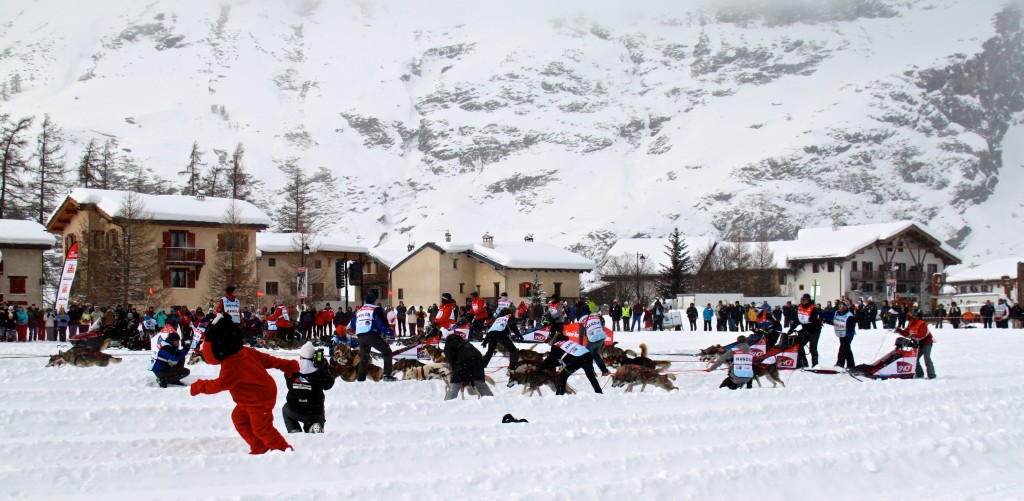 grande-odyssee-vip-mass-start-husky-neige-depart